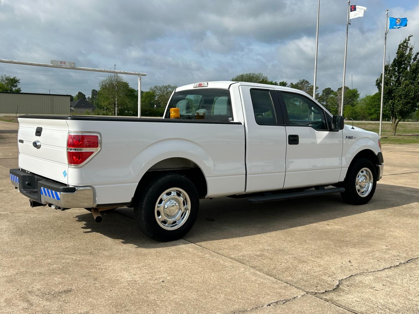 2014 White /Gray Ford F-150 XL SuperCab 6.5-ft. Bed 2WD (1FTEX1CM8EK) with an 3.7L V6 DOHC 24V engine, 6-Speed Automatic transmission, located at 17760 Hwy 62, Morris, OK, 74445, (918) 733-4887, 35.609104, -95.877060 - Photo#4